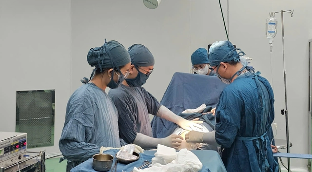 Cứu sống sản phụ sốc mất máu nặng do nhau cài răng lược