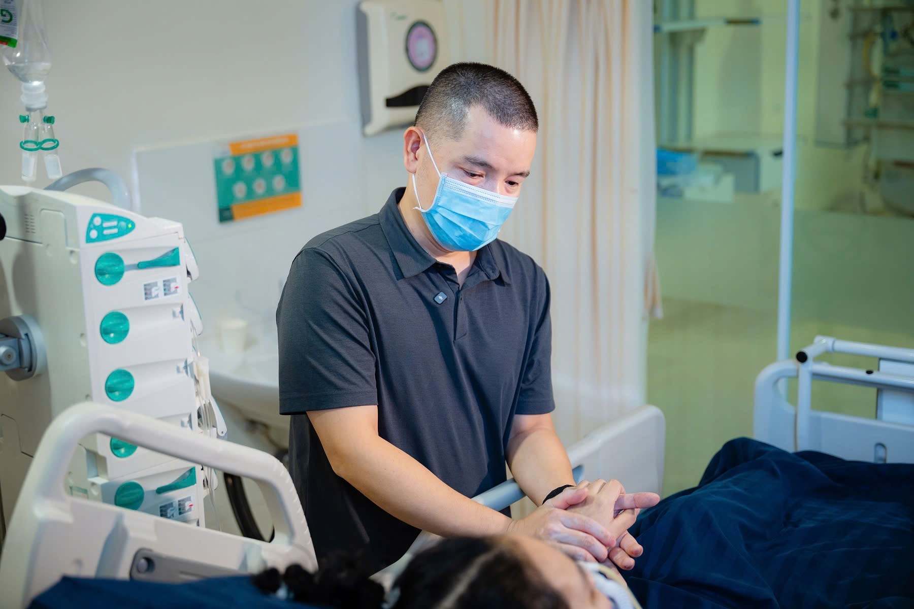 Hiến gan cứu vợ, chồng nói một câu khiến ai nghe cũng nghẹn lời