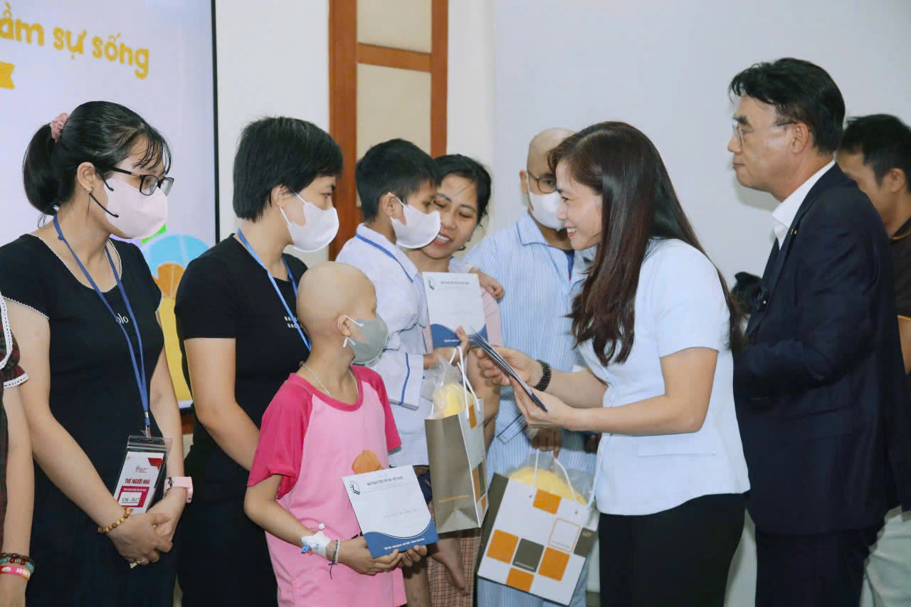 200 triệu đồng tặng thiết bị vui chơi, hỗ trợ trẻ mắc bệnh hiểm nghèo, hoàn cảnh khó khăn dịp Tết Trung thu