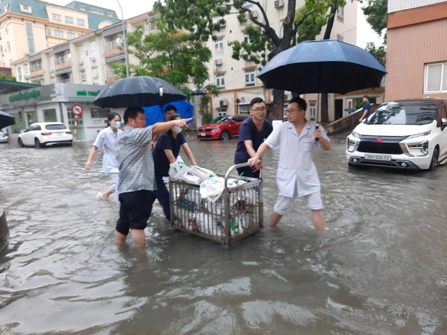 Bệnh viện bị ảnh hưởng bởi mưa bão, hàng chục bệnh nhân được cấp cứu kịp thời
