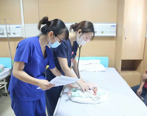 Phú Thọ: Cứu sống thành công bé trai sinh non tuần thứ 27 chỉ nặng 1kg