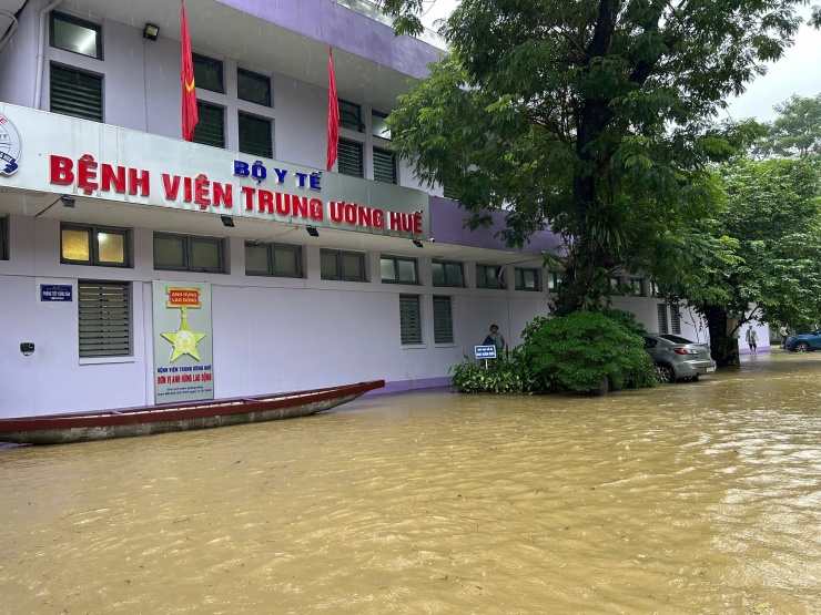 Bệnh viện Trung ương Huế chật vật trong lũ lụt: Đảm bảo an toàn bệnh nhân và ứng phó khẩn cấp Bệnh viện Trung ương Huế chật vật trong lũ lụt: Đảm bảo an toàn bệnh nhân và ứng phó khẩn cấp
