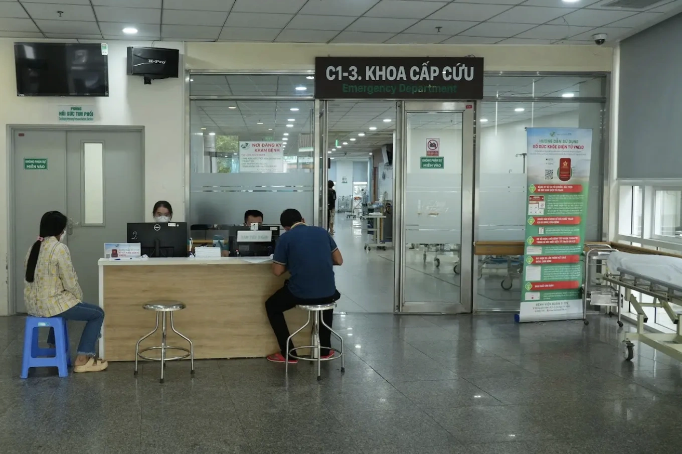 Số bệnh nhân vào viện sau khi ăn bánh mì ở phường Hạnh Thông tăng vọt