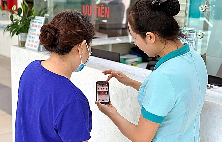 Sổ sức khỏe điện tử trên VNeID chính thức thay thế sổ giấy trong thủ tục hành chính