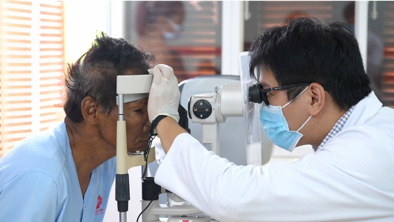 Cảnh báo chấn thương mắt nghiêm trọng khi sử dụng máy cắt cầm tay và máy cắt cỏ Cảnh báo chấn thương mắt nghiêm trọng khi sử dụng máy cắt cầm tay và máy cắt cỏ