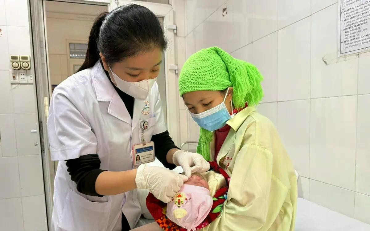 Bé 1 tháng tuổi nhập viện vì gia đình nhỏ nước cốt chanh vào mắt