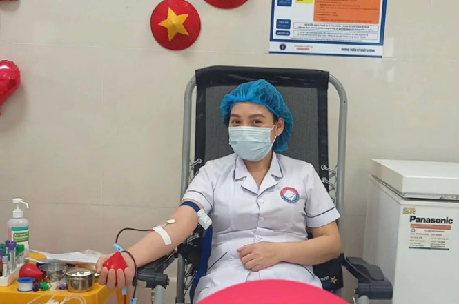 Nhân viên y tế hiến máu kịp thời, cứu sống bệnh nhân đa chấn thương nguy kịch