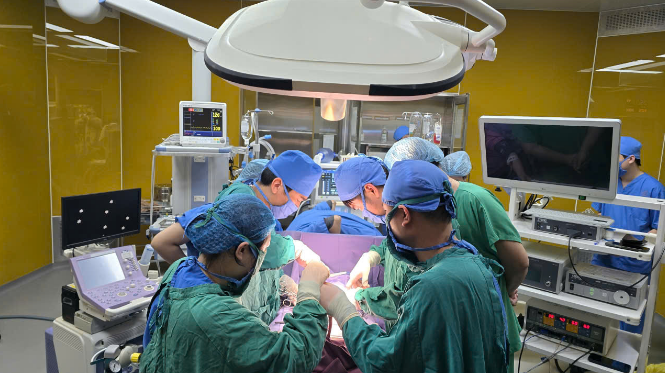 Kíp bác sĩ xuyên đêm lên đường cứu sống sản phụ nguy kịch ở vùng biên