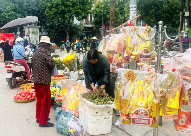 Cúng ông Công ông Táo: Hóa cá giấy hay thả cá chép sống?