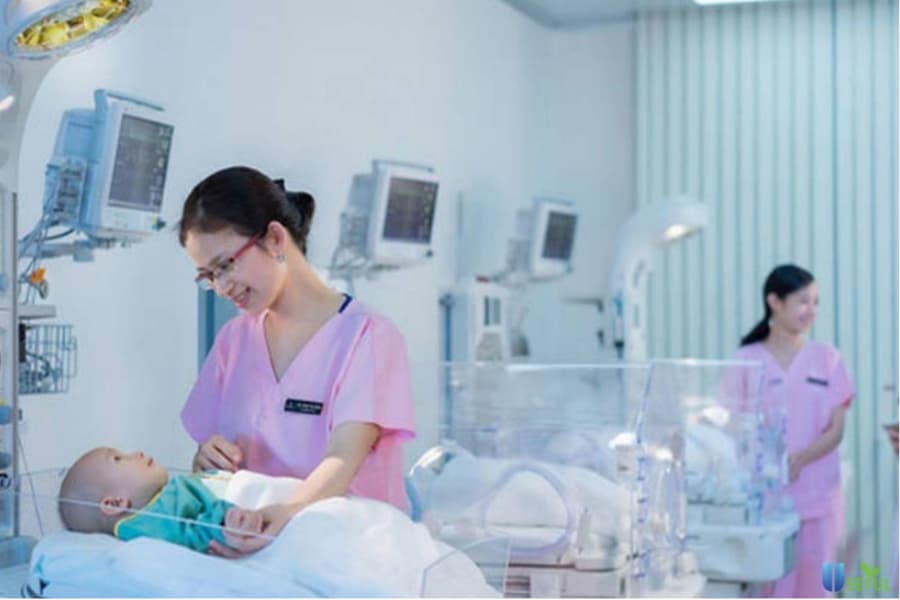 KNOWLEDGE AND ATTITUDES TOWARD ANAPHYLAXIS PREVENTION AND MANAGEMENT OF NURSES, MIDWIVES, AND TECHNICIANS AT VINMEC SMART CITY HOSPITAL IN 2025