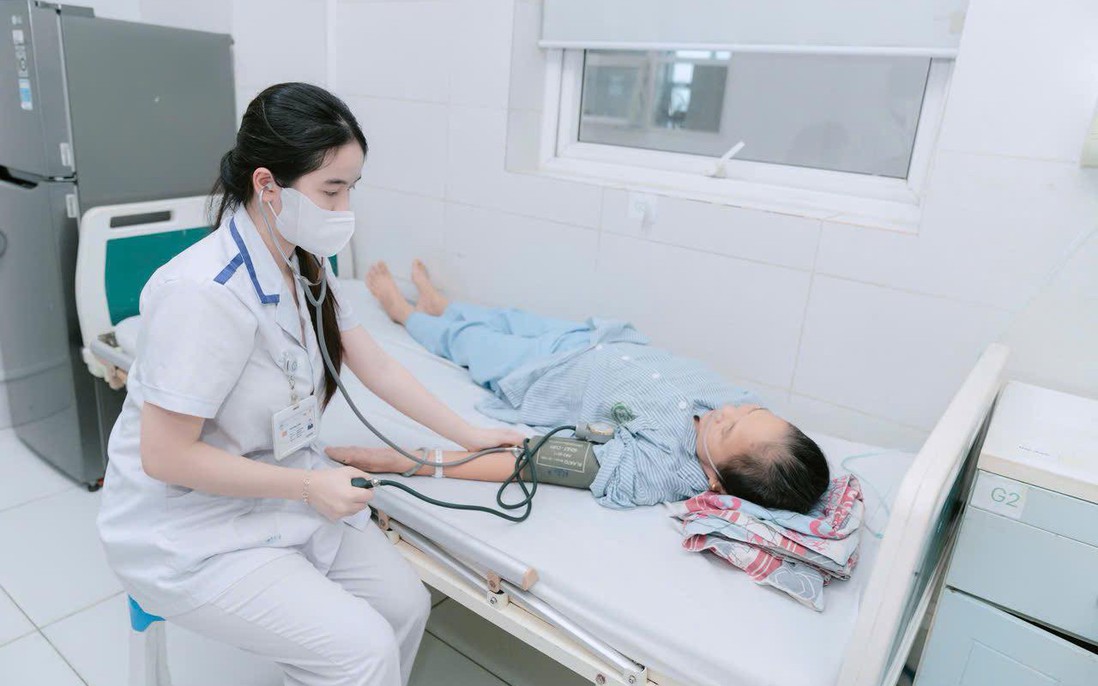 THE CURRENT STATUS OF POSTOPERATIVE CARE FOR HIGH-RISK WOMEN AFTER CESAREAN SECTION AT THE OBSTETRICS DEPARTMENT, BACH MAI HOSPITAL, VIETNAM, 2024