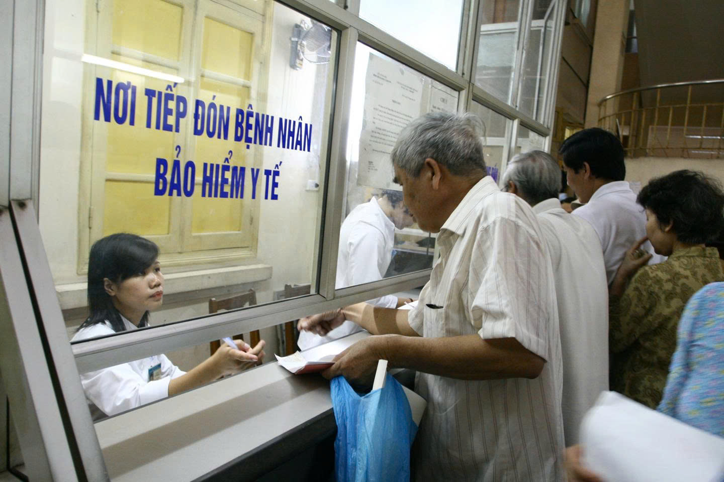 Thủ tục thanh toán trực tiếp chi phí khám chữa bệnh giữa BHXH và người tham gia BHYT thế nào?