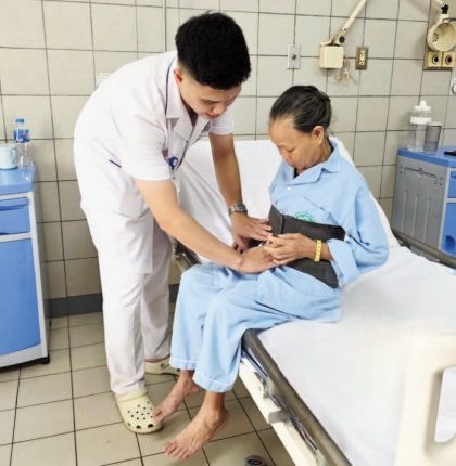 TỪ “CHĂM SÓC” ĐẾN “KHOA HỌC”: TRIẾT HỌC NỀN TẢNG CỦA KHOA HỌC ĐIỀU DƯỠNG