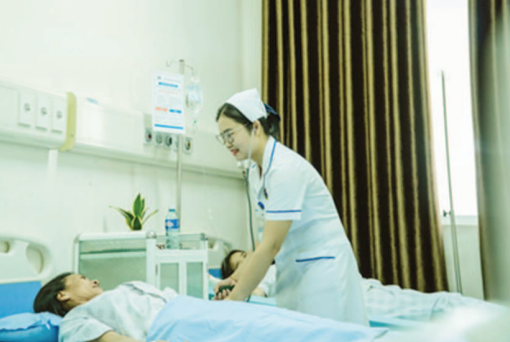 CHĂM SÓC LẤY NGƯỜI BỆNH LÀM TRUNG TÂM: CHUẨN MỰC CỐT LÕI CỦA NGHỀ ĐIỀU DƯỠNG