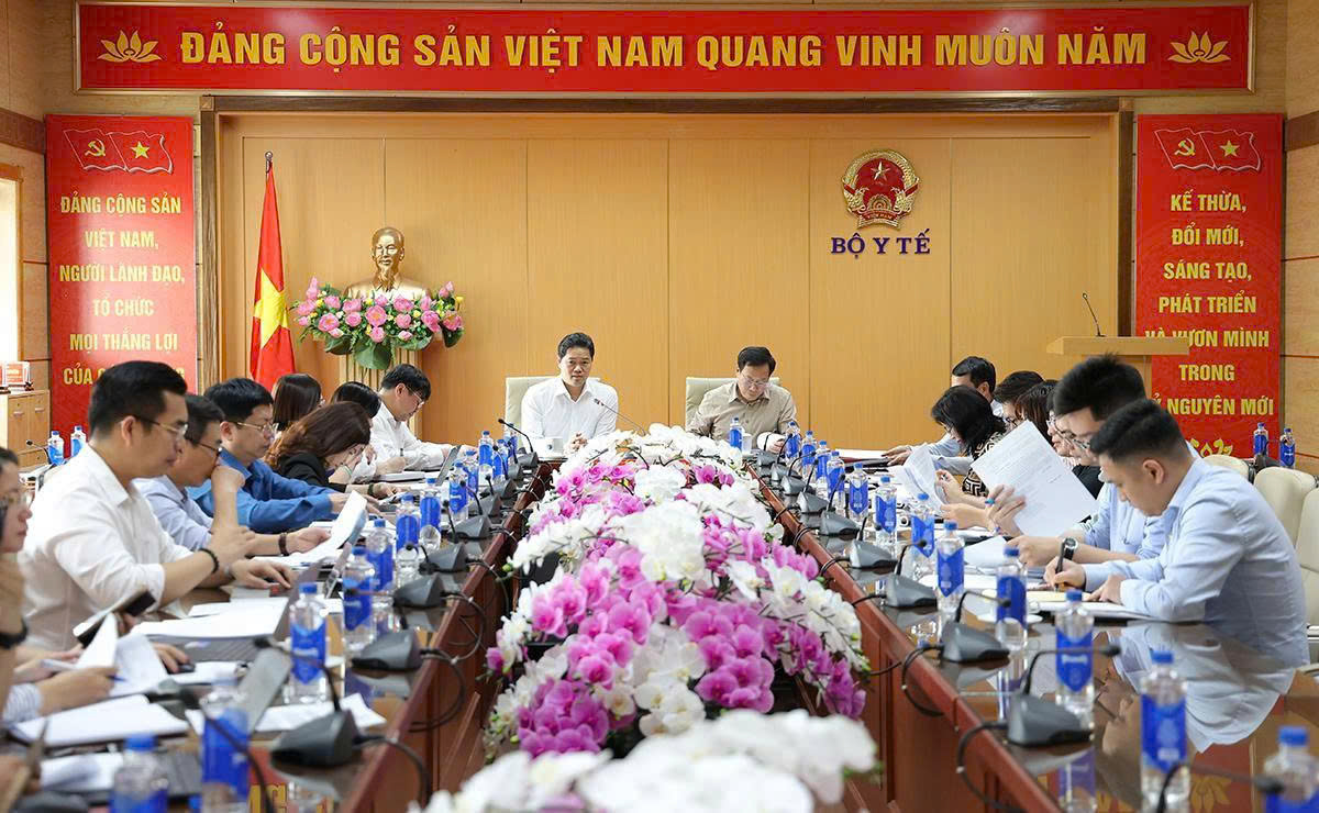 Thúc đẩy hoàn thiện thể chế về phụ cấp đặc thù, hỗ trợ hàng tháng để tăng cường chính sách đãi ngộ nhân lực y tế