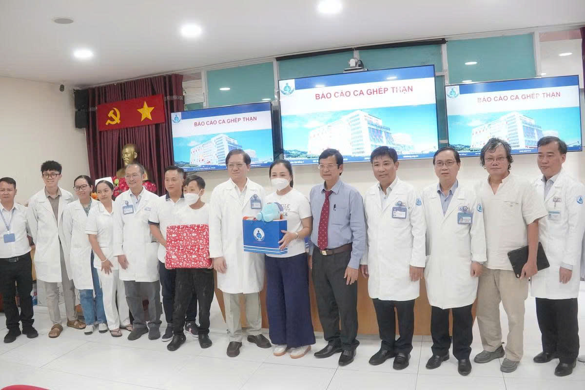 Mẹ hiến thận cứu con trai 14 tuổi: Hồi sinh một sự sống từ tình mẫu tử