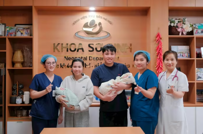 Cặp song sinh sinh non nặng 900 gram, phổi chưa hoàn thiện được cứu sống