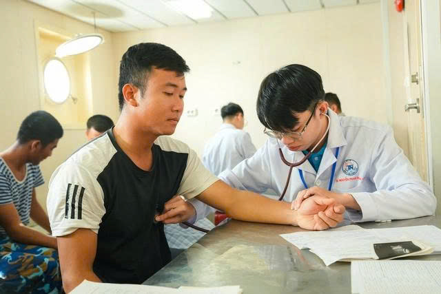 65 y, bác sĩ TPHCM ra Trường Sa chăm sóc sức khỏe cho quân và dân