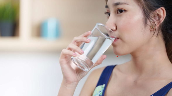 5 sai lầm khiến uống nhiều nước mà cơ thể vẫn 'khát'