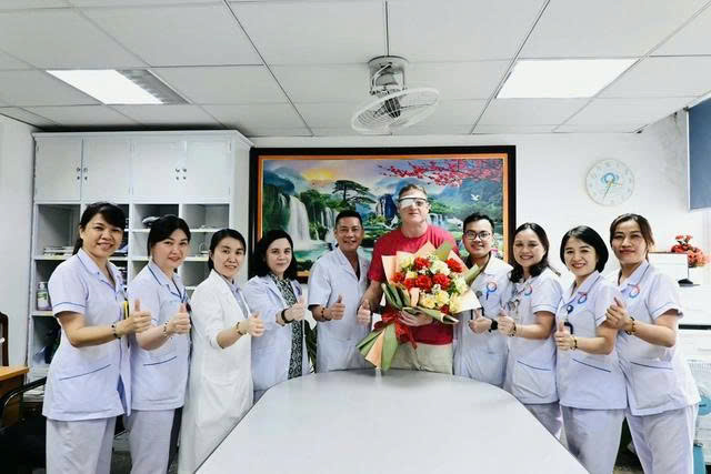 Không thể chờ 9 tháng mới được mổ, đầu bếp Mỹ thực hiện hành trình 'xuyên đại dương' đi tìm ánh sáng