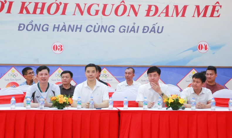 Phó Bí thư Thường trực Tỉnh ủy Nguyễn Hồng Phong giao lưu bóng bàn, động viên VĐV tại giải thể thao hè Sầm Sơn