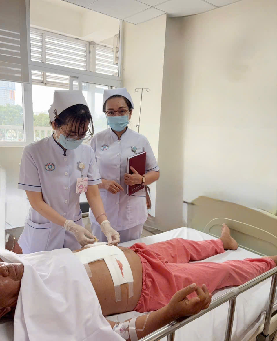 TRÍ TUỆ NHÂN TẠO TRONG HỖ TRỢ CÔNG TÁC CHĂM SÓC NGƯỜI BỆNH TOÀN DIỆN CƠ HỘI và THÁCH THỨC