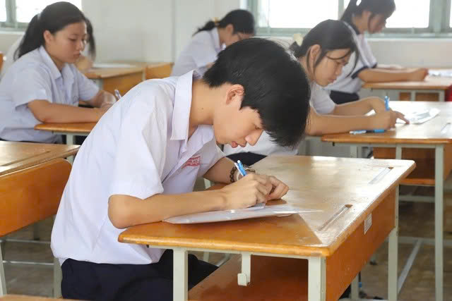 Chuyên gia cảnh báo nguy cơ rối loạn lo âu, trầm cảm do áp lực thi cử ở học sinh