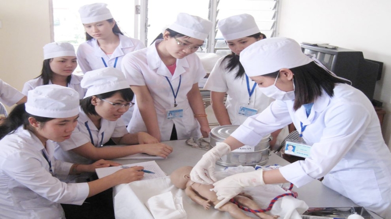Học bổng và hỗ trợ tài chính: “Phao cứu sinh” cho sinh viên ngành Y?
