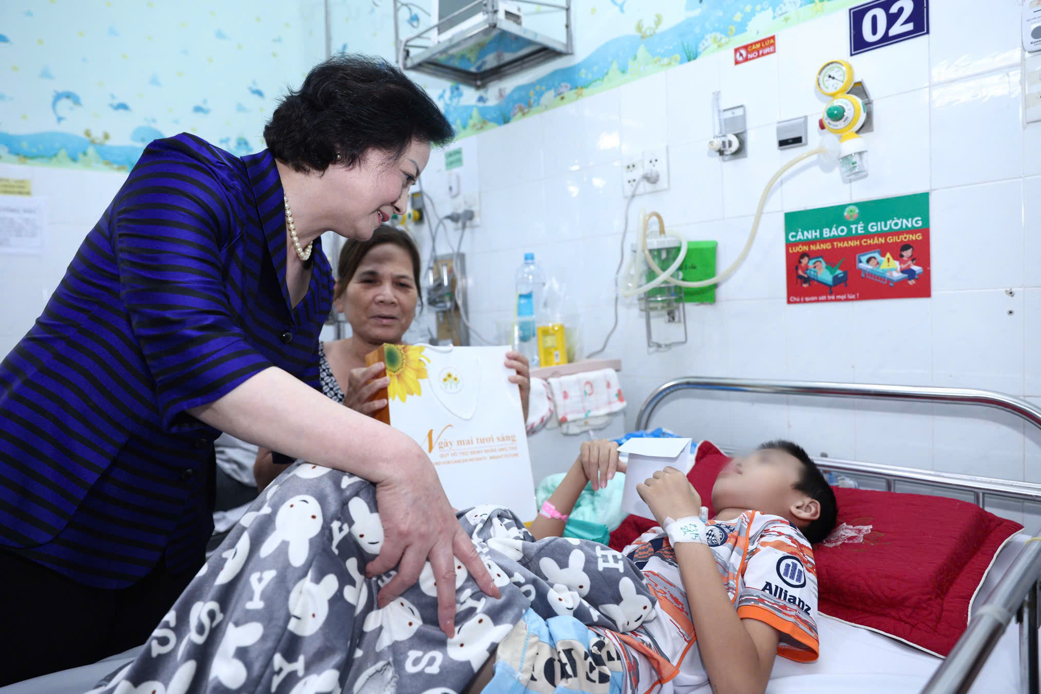 Phó Thủ tướng Phạm Thị Thanh Trà xúc động khi đến thăm các bệnh nhi tại giường bệnh