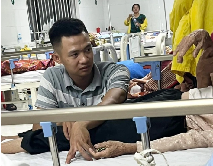 Chàng trai làm điều dưỡng riêng cho bà nội
