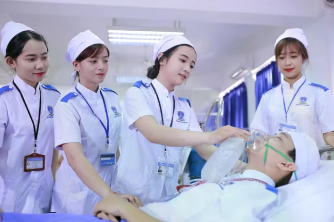Hệ thống y tế cần nhiều điều dưỡng nhưng nhiều trường đại học năm nào cũng tuyển không đủ chỉ tiêu