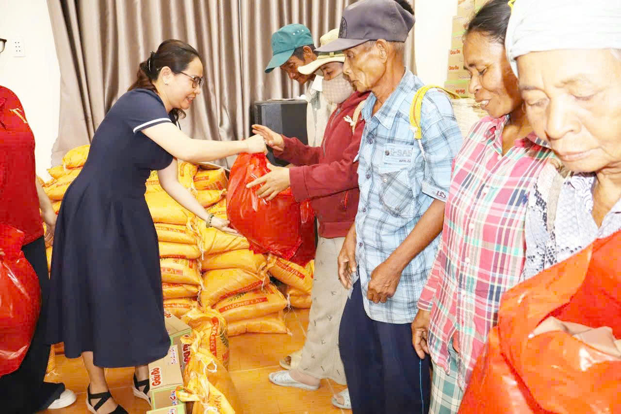 Trao hơn 100 phần quà cho đồng bào Raglai khó khăn ở tỉnh Khánh Hòa