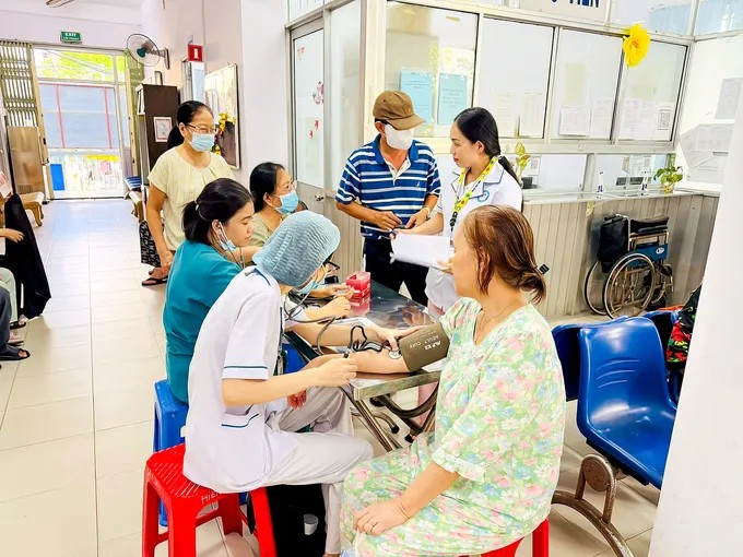 Khám chữa bệnh lưu động: Sớm hoàn thiện chính sách để phục vụ người dân tốt hơn