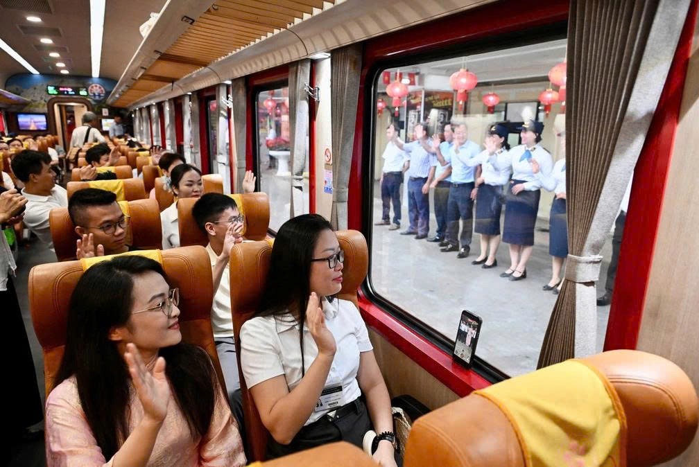 Ngày đầu y bác sĩ Bạch Mai đi làm bằng tàu hỏa
