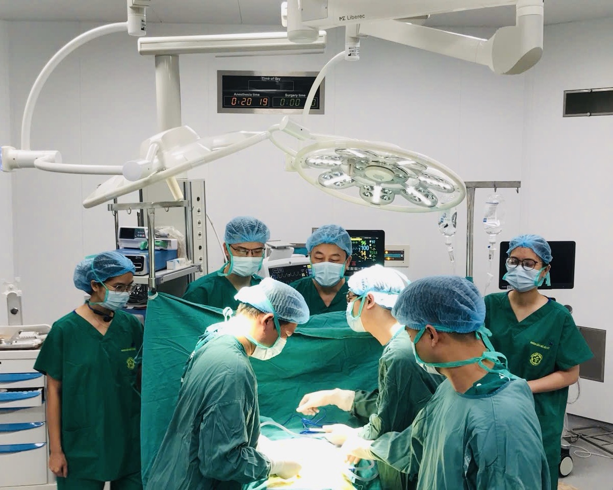 Ca mổ đầu tiên tại Bệnh viện Bạch Mai cơ sở Ninh Bình cứu người đàn ông nguy cơ liệt hai chân