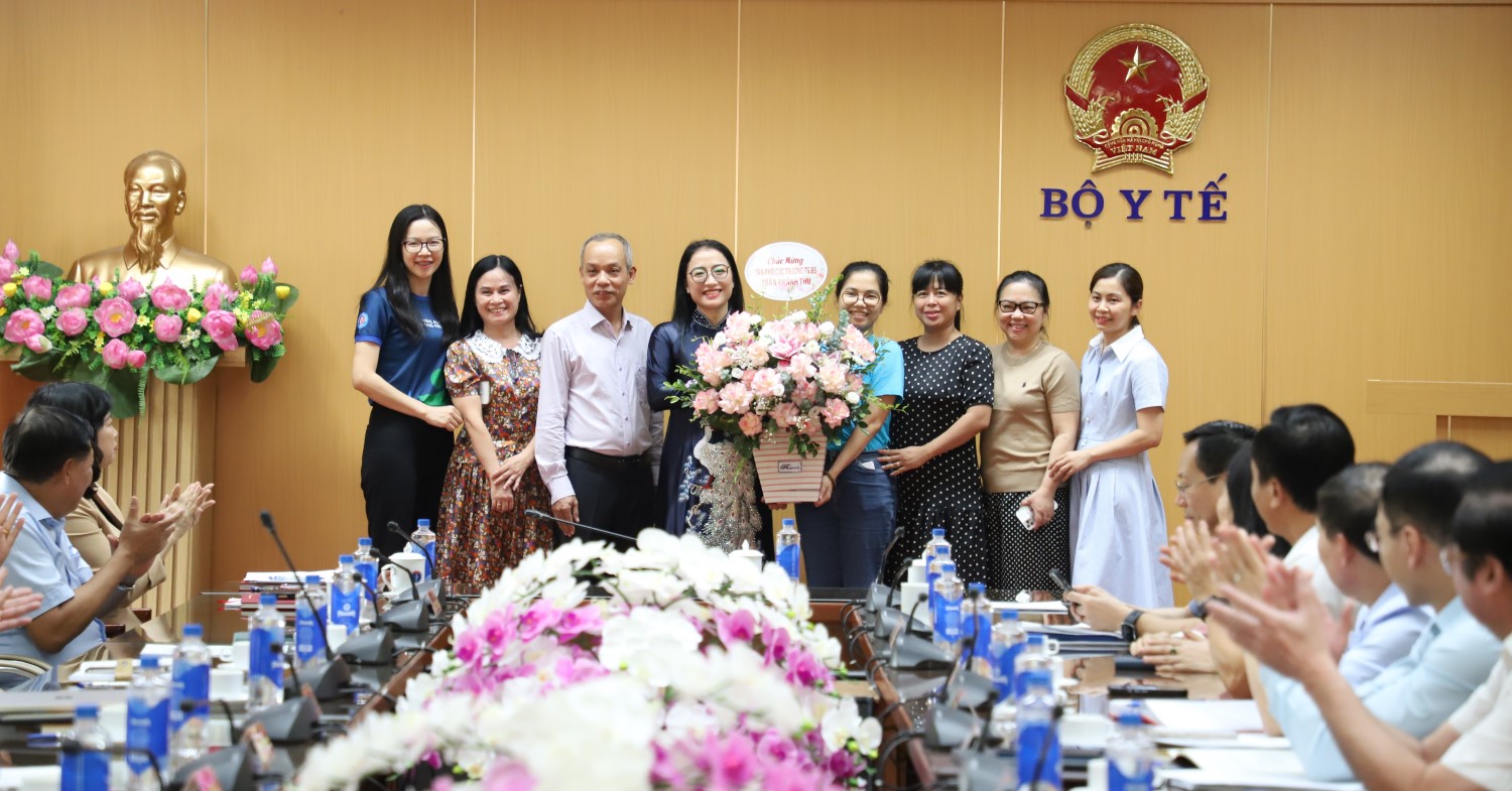 Bộ trưởng Bộ Y tế Đào Hồng Lan trao Quyết định bổ nhiệm Phó Cục trưởng Cục Phòng bệnh Bộ trưởng Bộ Y tế Đào Hồng Lan trao Quyết định bổ nhiệm Phó Cục trưởng Cục Phòng bệnh