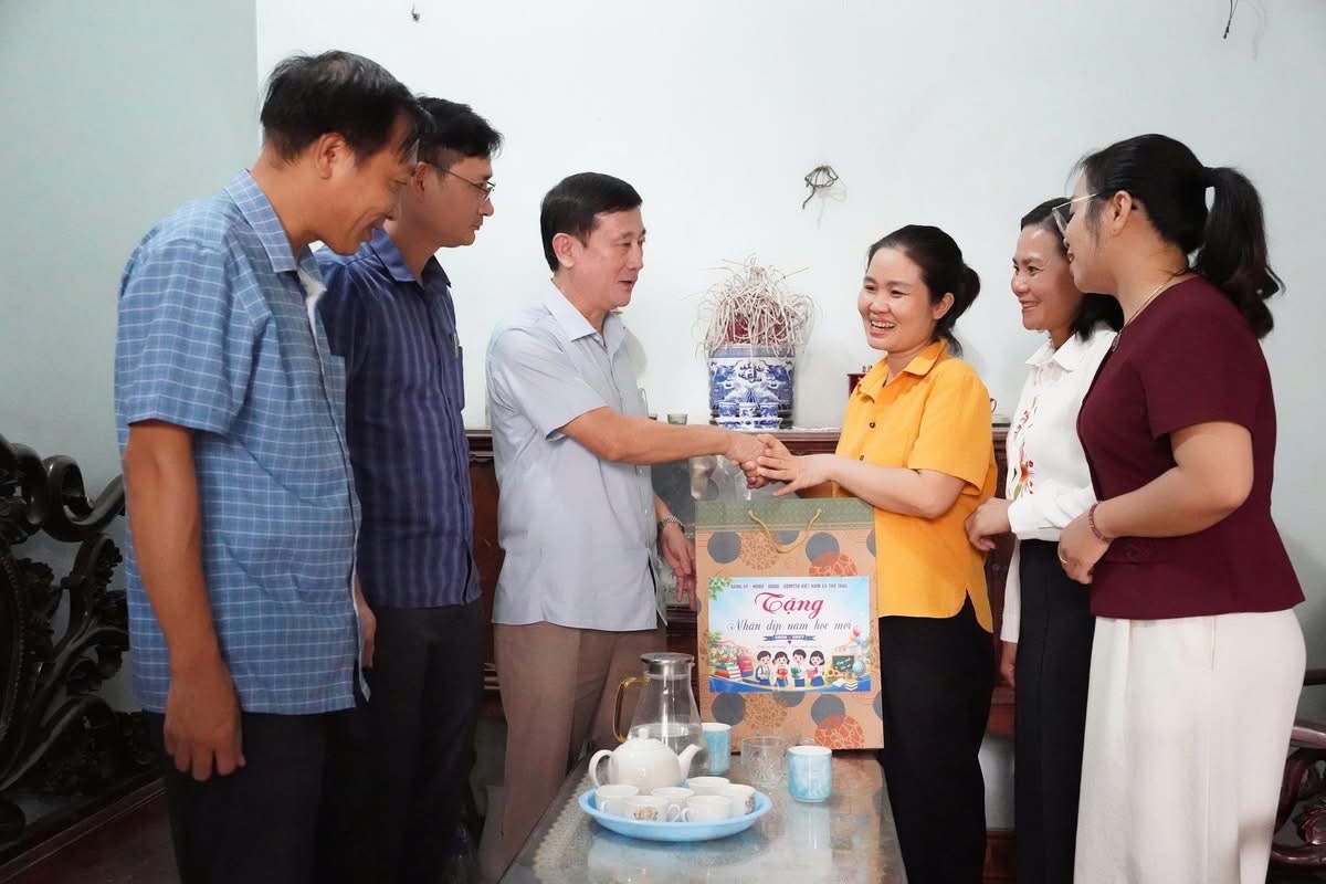 Thổ Tang thăm hỏi, tặng quà giáo viên và học sinh khó khăn trước năm học mới Thổ Tang thăm hỏi, tặng quà giáo viên và học sinh khó khăn trước năm học mới