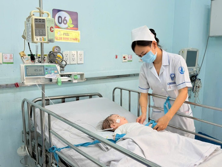 Gần 1/3 ca tay chân miệng nhập viện là ca nặng, bệnh viện dự phòng hơn 100 giường Gần 1/3 ca tay chân miệng nhập viện là ca nặng, bệnh viện dự phòng hơn 100 giường