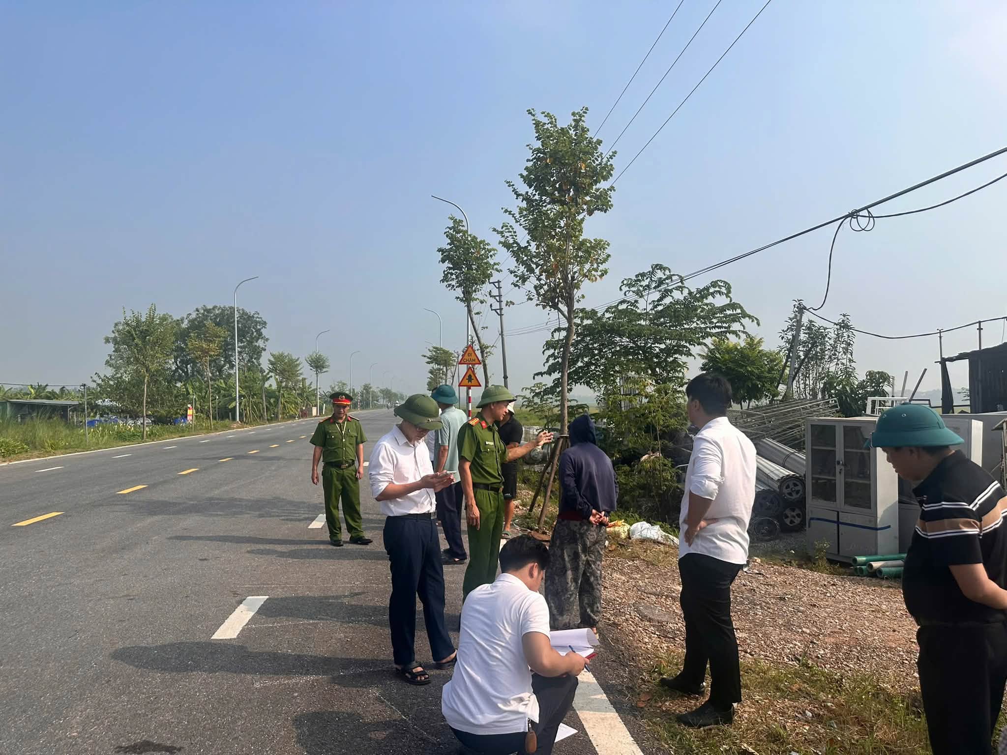 Công an xã Xuân Lãng phối hợp cùng chính quyền địa phương giải toả hành lang ATGT thôn Can Bi 1-2