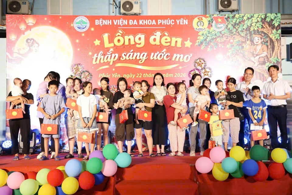 Ấm áp đêm hội “Lồng đèn thắp sáng ước mơ” tại Bệnh viện Đa khoa Phúc Yên
