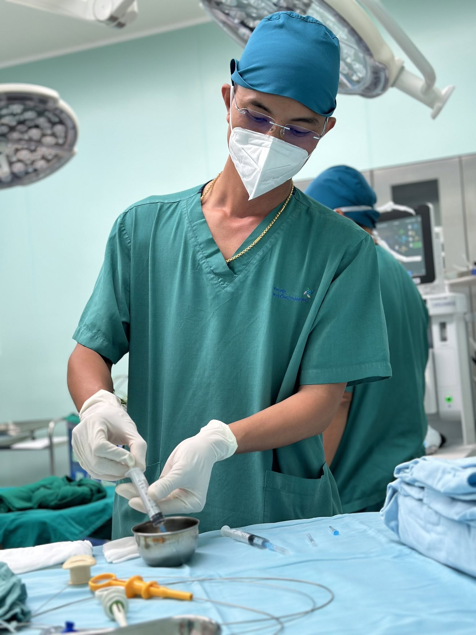 Điều dưỡng nam ở bệnh viện nhi: Sự dịu dàng trong từng công việc