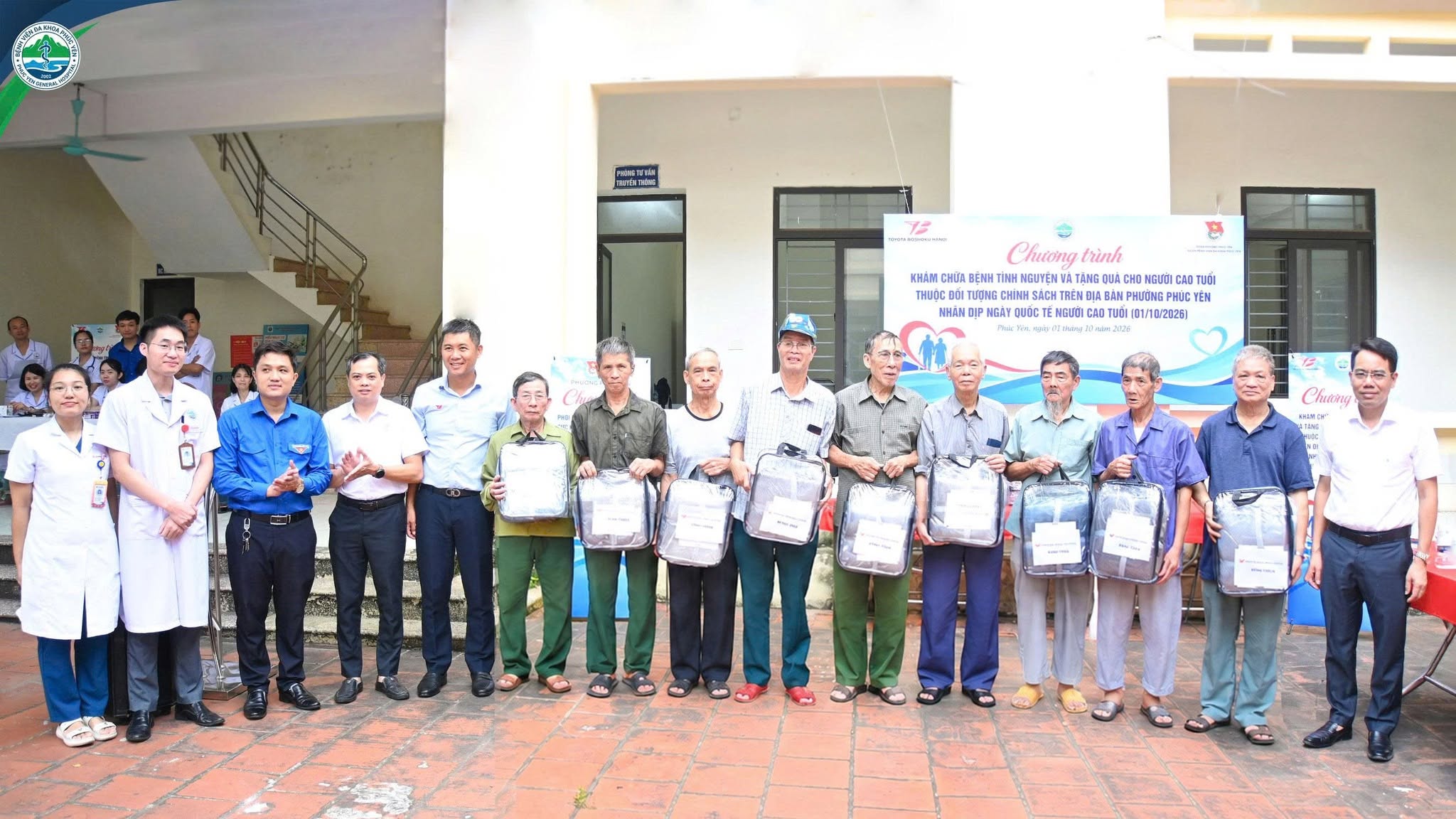 Bệnh viện Đa khoa Phúc Yên: Khám bệnh tình nguyện và tặng quà cho người cao tuổi thuộc đối tượng chính sách