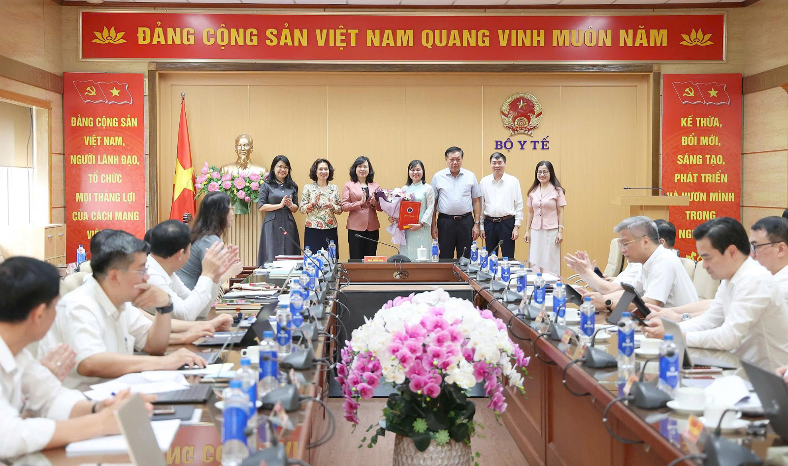 Bộ trưởng Bộ Y tế trao Quyết định điều động, bổ nhiệm chức vụ Phó Chánh Văn phòng Hội đồng Y khoa Quốc gia Bộ trưởng Bộ Y tế trao Quyết định điều động, bổ nhiệm chức vụ Phó Chánh Văn phòng Hội đồng Y khoa Quốc gia