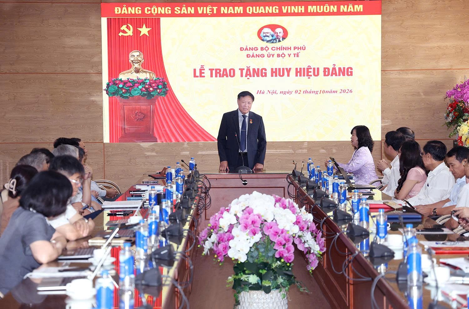 Đảng ủy Bộ Y tế tổ chức trao Huy hiệu 35 năm tuổi Đảng cho đồng chí Đỗ Xuân Tuyên Đảng ủy Bộ Y tế tổ chức trao Huy hiệu 35 năm tuổi Đảng cho đồng chí Đỗ Xuân Tuyên