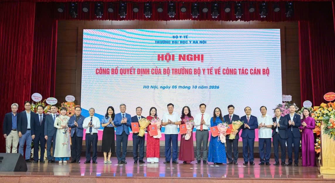 Thứ trưởng Đỗ Xuân Tuyên trao Quyết định của Bộ trưởng Bộ Y tế về bổ nhiệm và bổ nhiệm lại 5 Phó Hiệu trưởng Trường Đại học Y Hà Nội