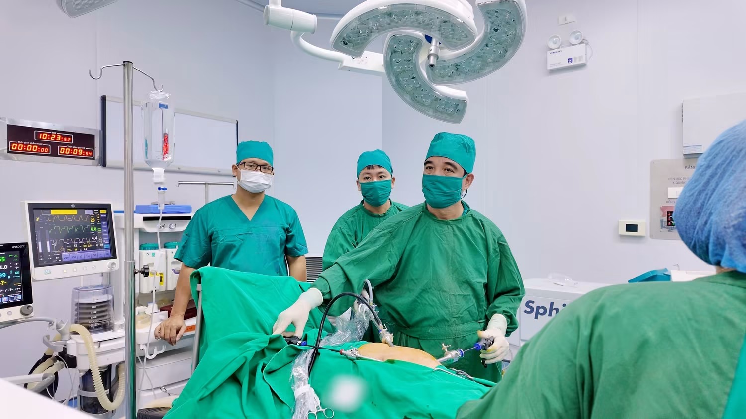 Phú Thọ: Giám đốc TTYT khu vực Yên Lạc trực tiếp mổ cấp cứu bệnh nhân gần 70 tuổi