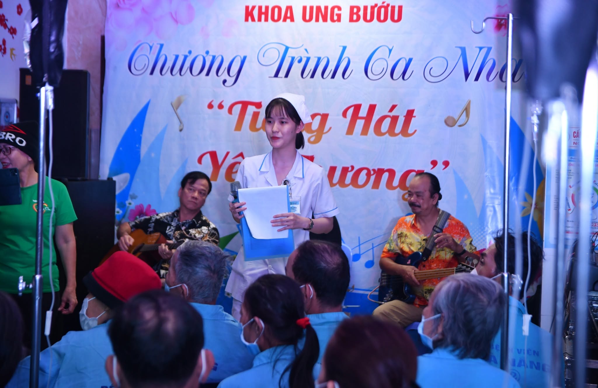 Áp lực và thử thách đằng sau nụ cười của điều dưỡng viên