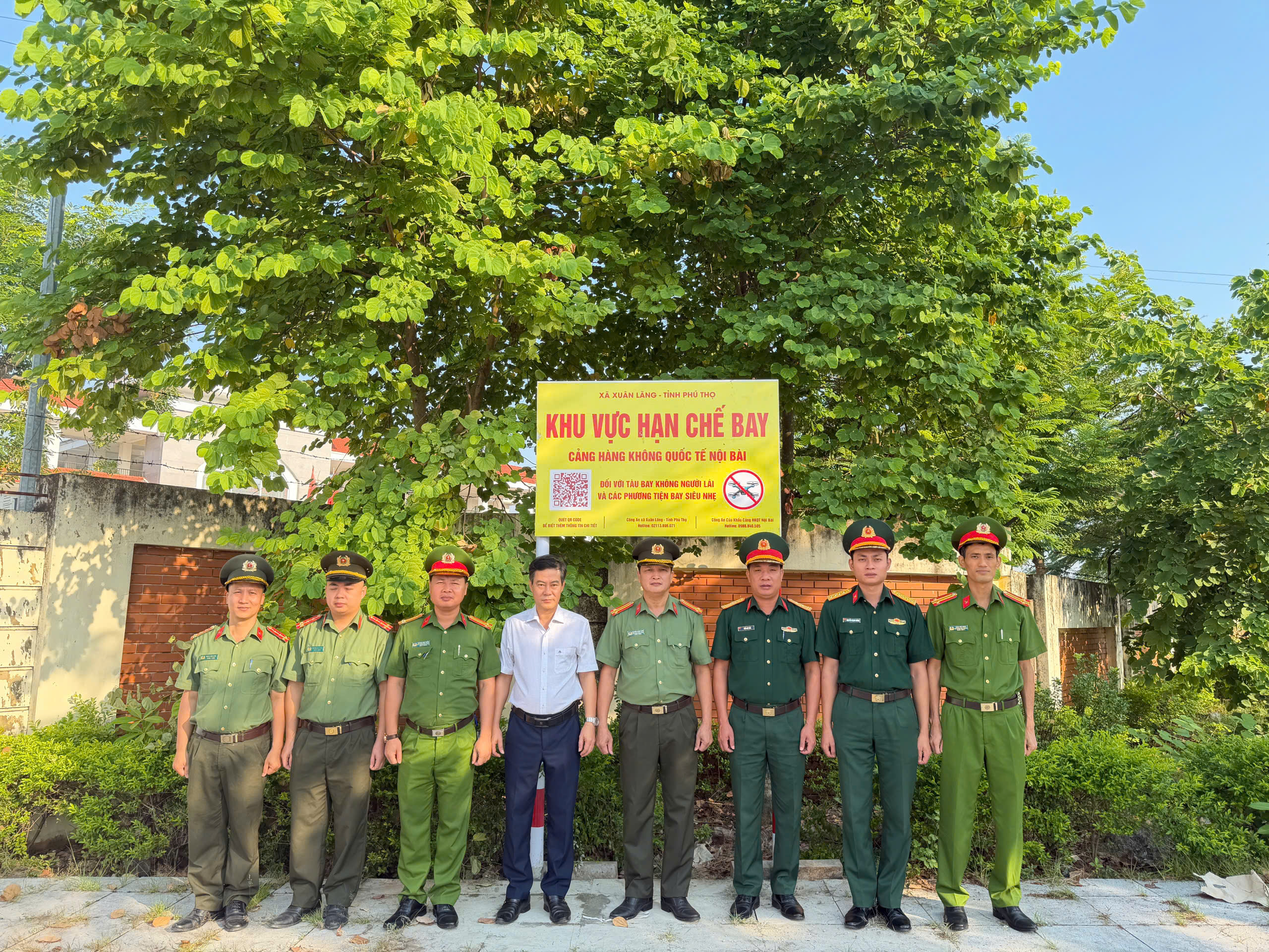 Công an xã Xuân Lãng: Cắm biển cảnh báo khu vực cấm bay, khu vực hạn chế bay trên địa bàn