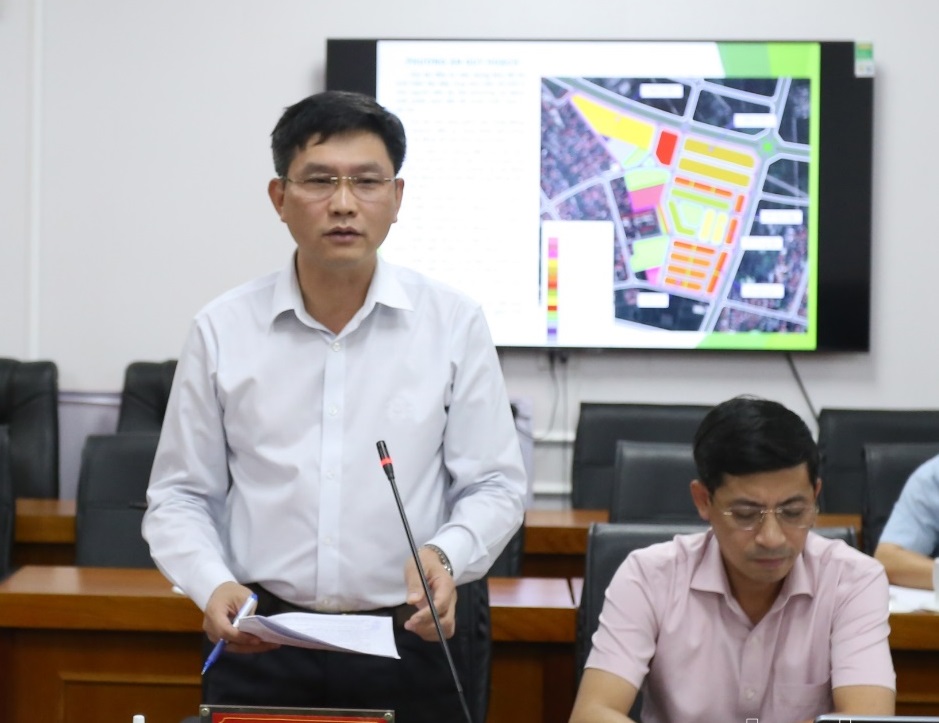 Phó Chủ tịch UBND tỉnh Phú Thọ Vũ Việt Văn nghe Sở Tài chính báo cáo đầu tư dự án Khu đô thị mới tại xã Tề Lỗ