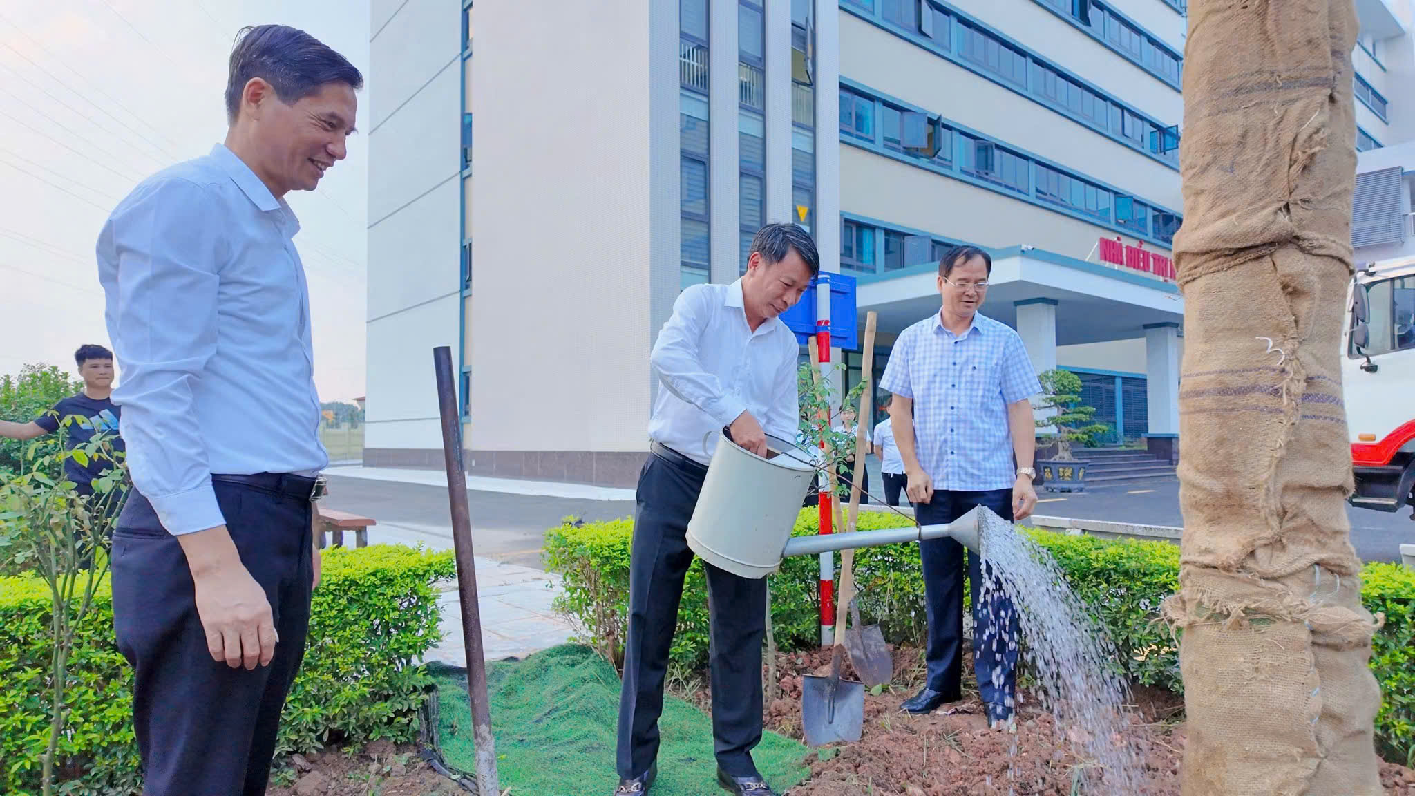 Phó Chủ tịch UBND tỉnh Phú Thọ Nguyễn Khắc Hiếu chúc mừng Trung tâm Y tế khu vực Yên Lạc nâng hạng II